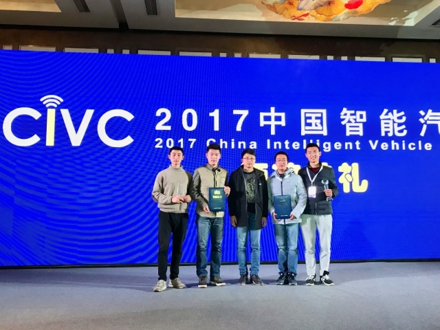 车队成员颁奖仪式合影